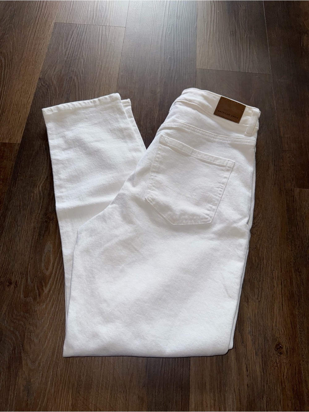 American Eagle size 6 regular mom jeans white color